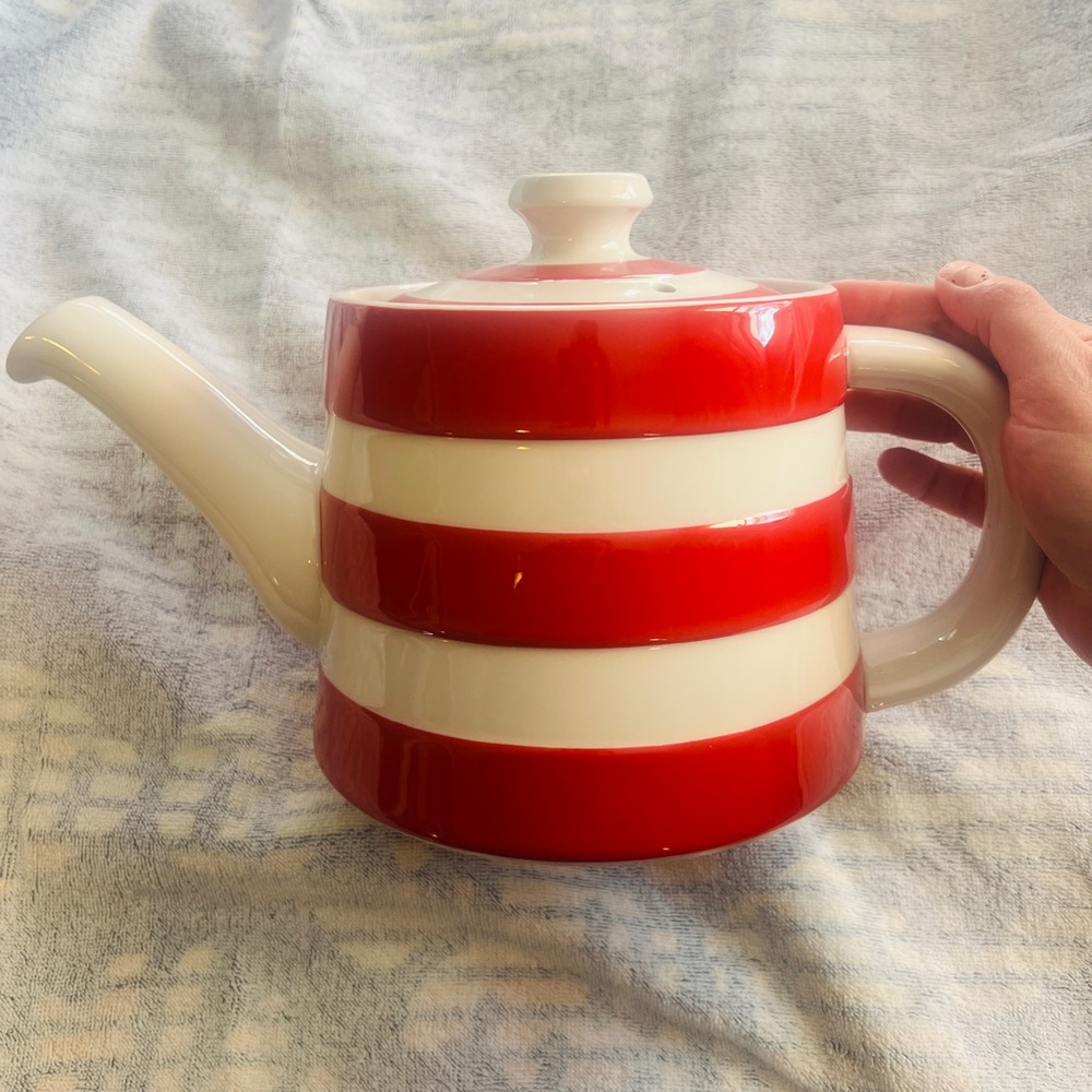 Cornishware Rosie 8 cup teapot red/cream NWOT